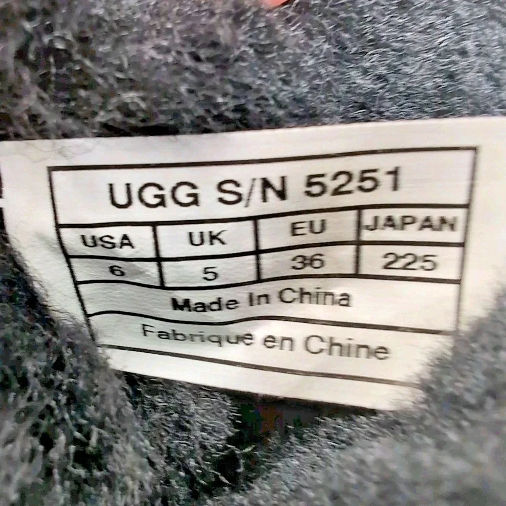 UGG Australia Short 5251 Sheepskin Boots Womens Size 6 US 36 EU‎ Black Suede